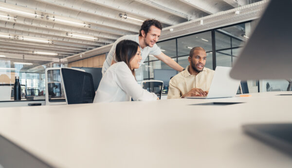 Équipe SPST comparant des solutions logicielles de santé au travail