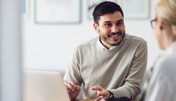 Entretien professionnel avec un homme souriant - Val Solutions logiciel santé au travail